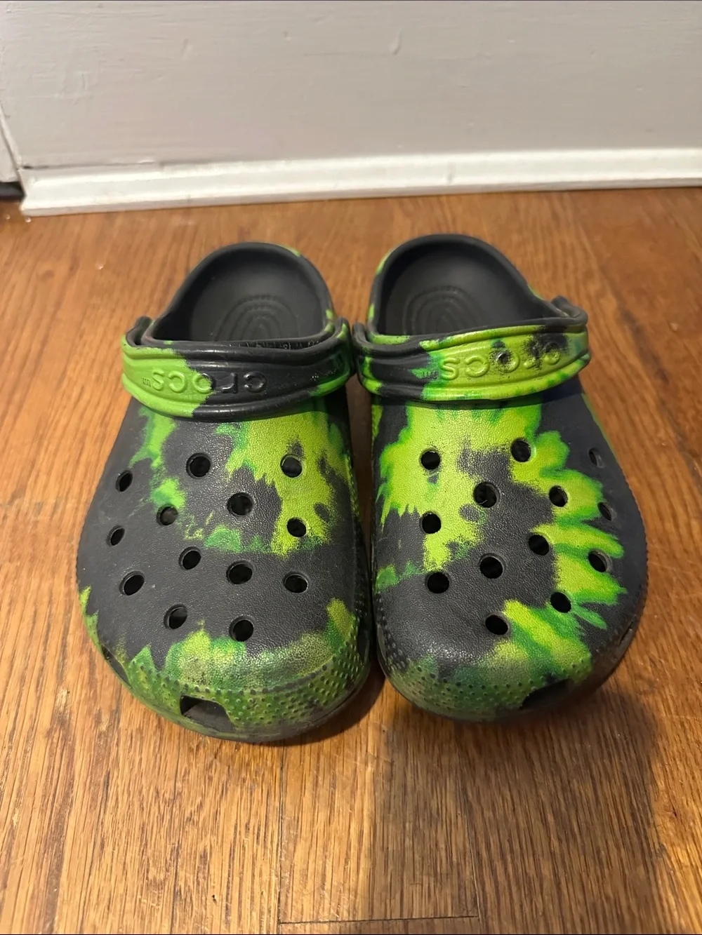 CROCS Kids Black & Neon Green Tie-Dye Clogs